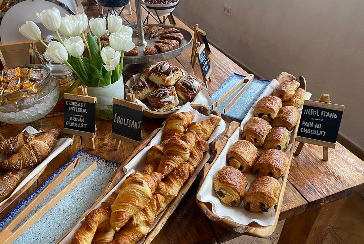 ibizagevoel-petunia-ontbijtcroissants