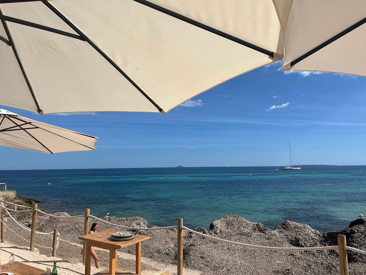 3 x toffe beachclubs op Ibiza (ook leuk met kids!)