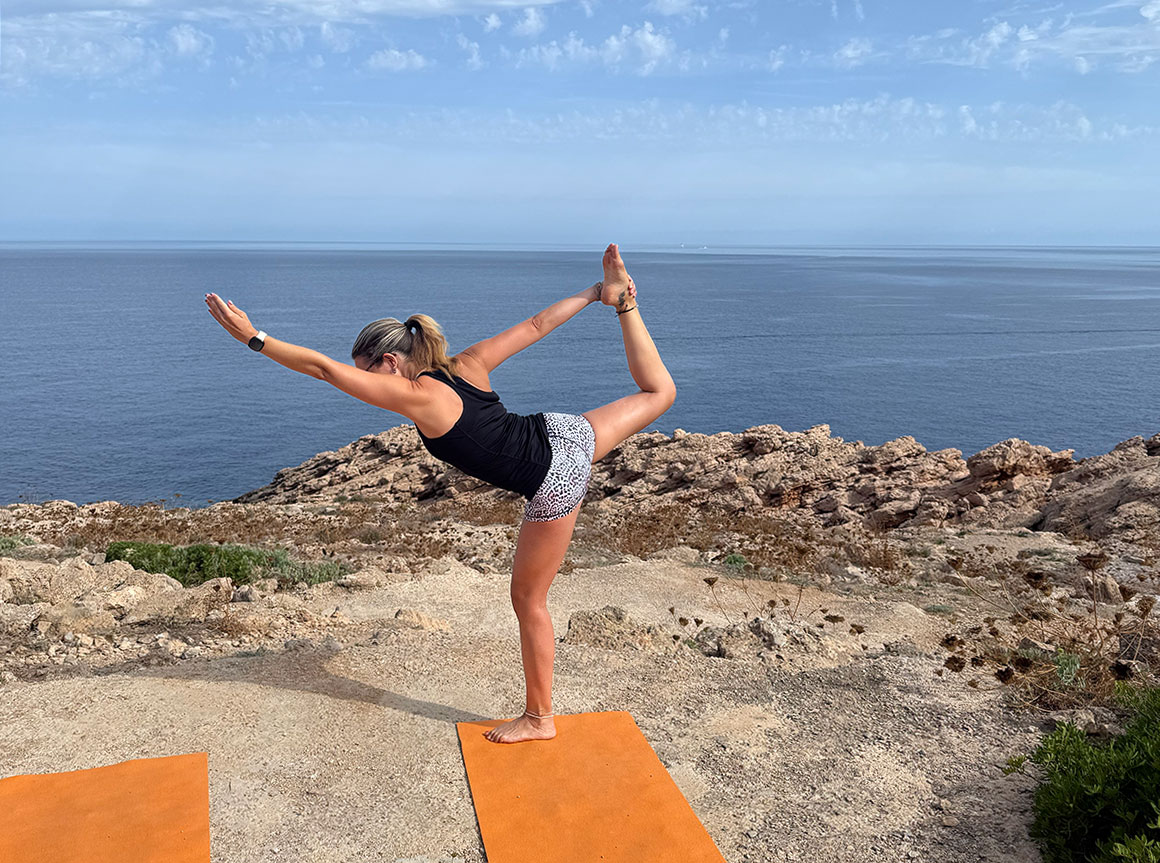 Yoga met zeezicht bij Hostal La Torre Ibiza